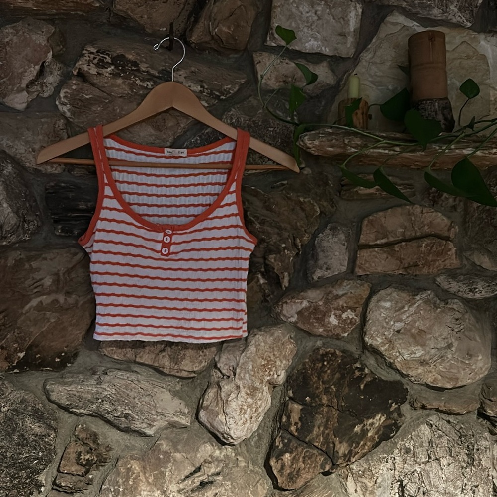 New orange and white cropped tank top with buttons no stains women’s small